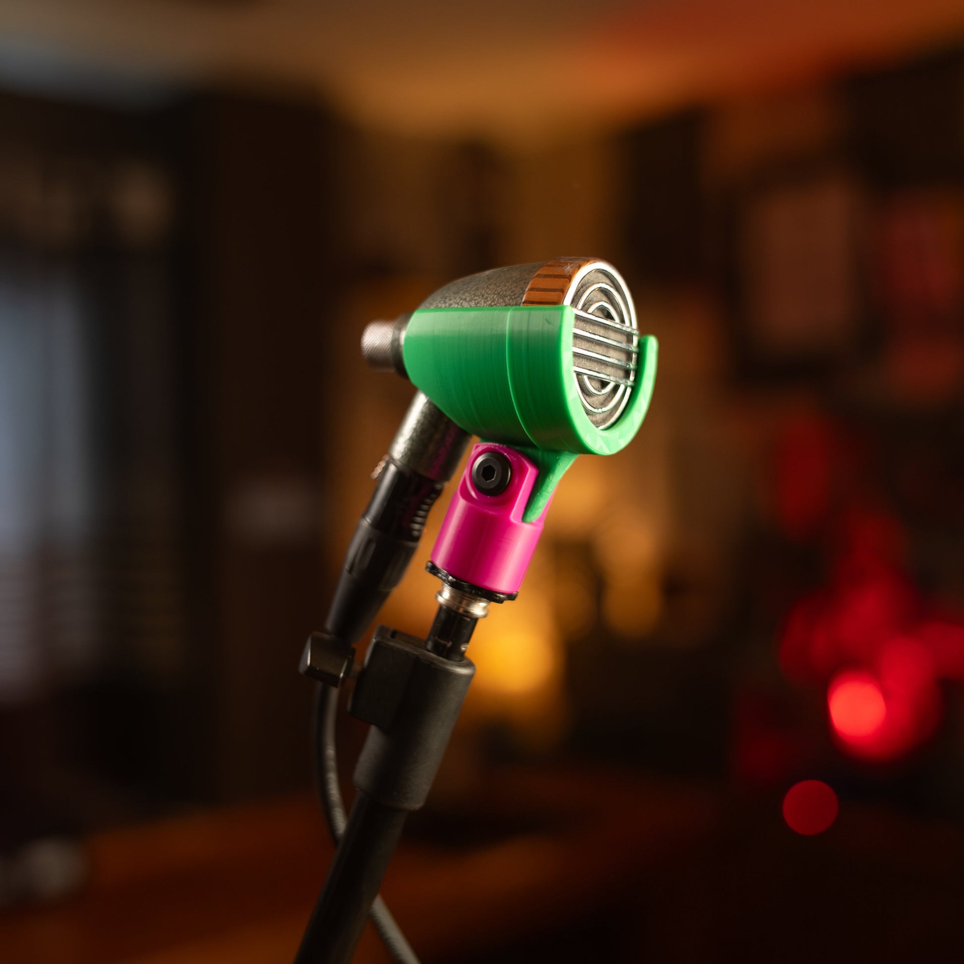 A Joker Green mic stand clip for your HB-52 harmonica microphone.