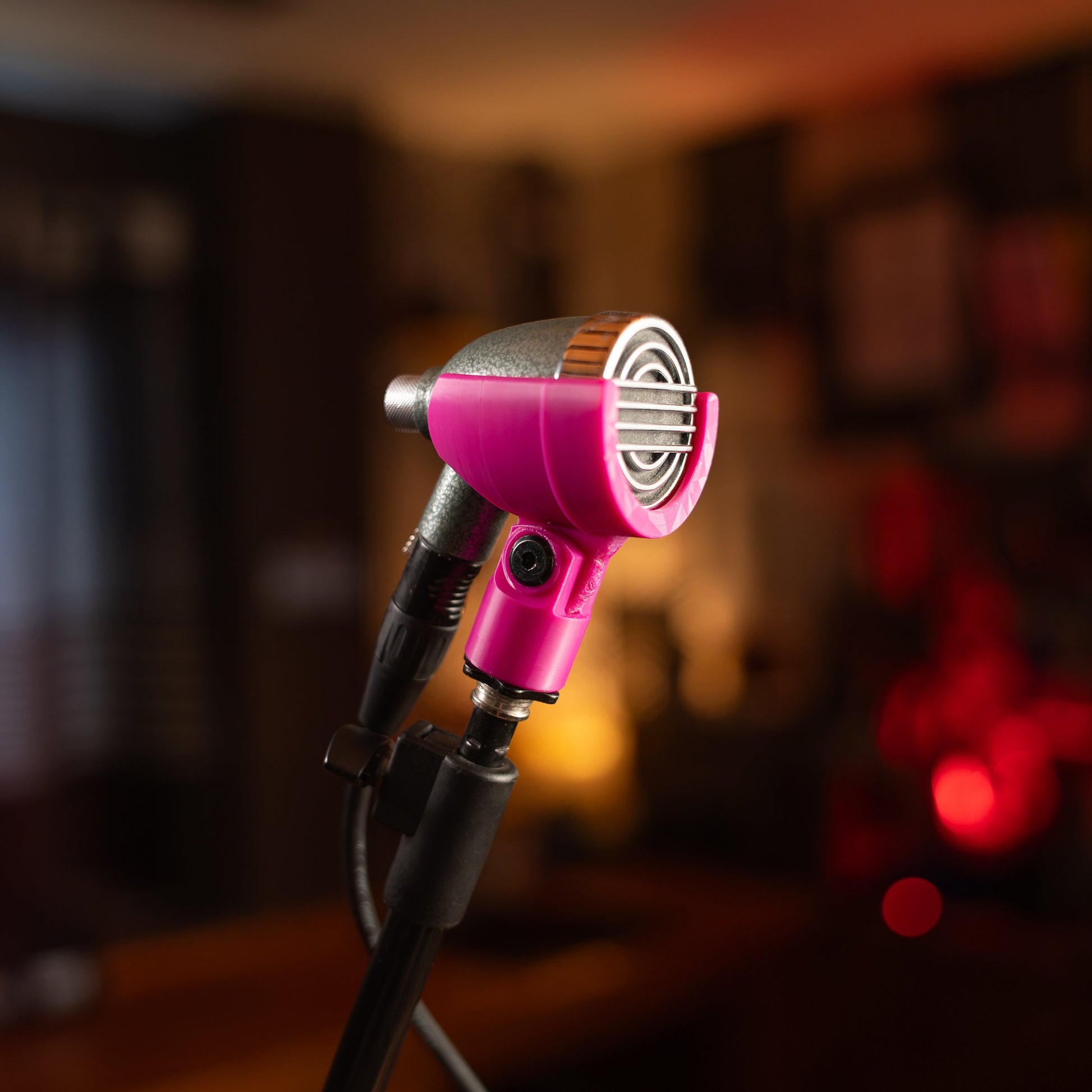 A hot pink clip for your HB-52 Harmonica Microphone.